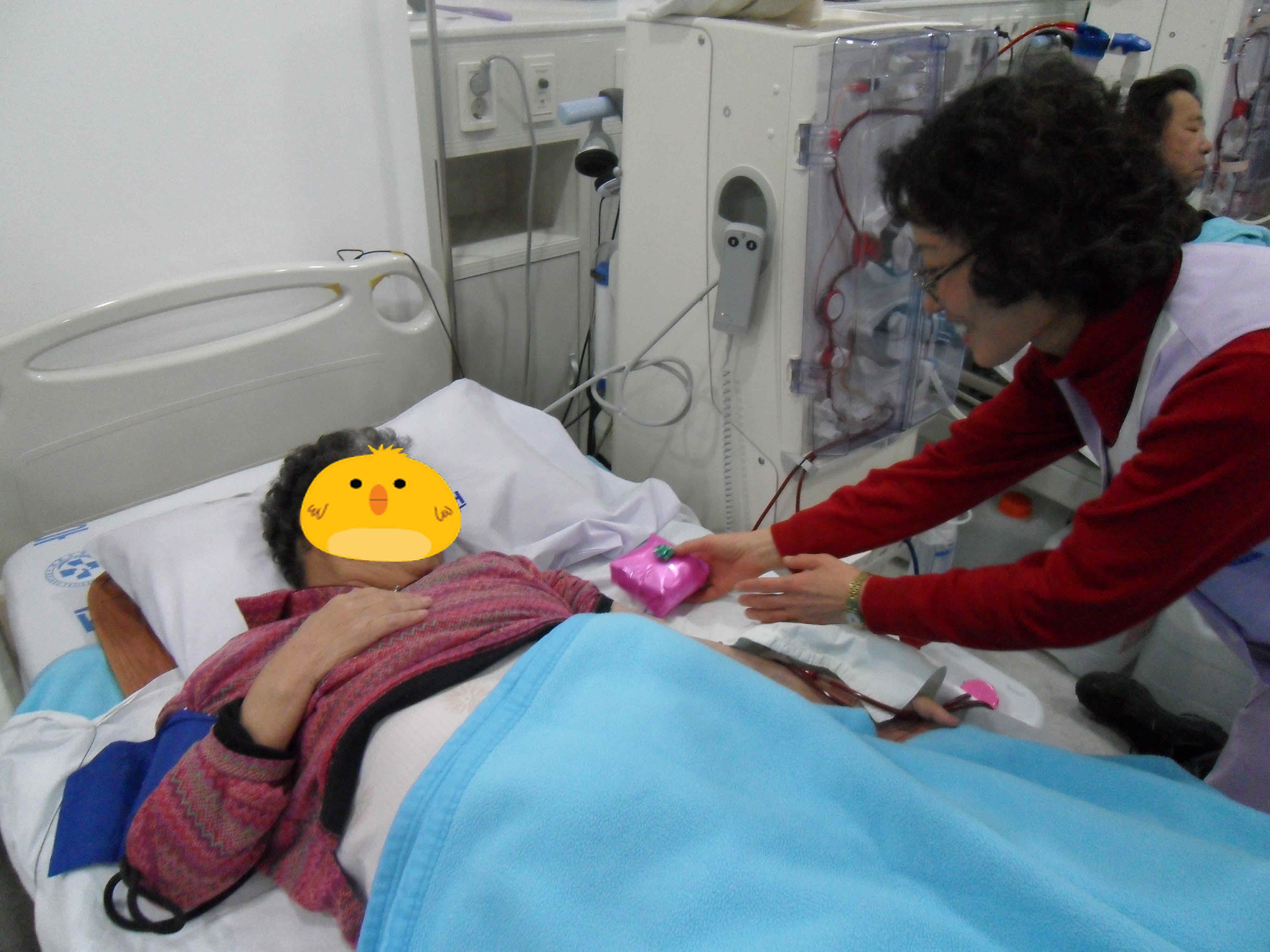 호스피스병동에서 환자분들을 위한 크리스마스선물 전달